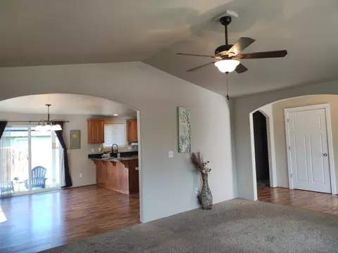 Living - 3577 Yah Way, White City, OR 97503 photo 2 of 6