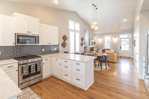 Kitchen - 2735 NW High Lakes Loop, Bend, OR 97703 photo 2 of 2