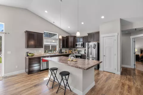 Kitchen - 148957 Mabel Dr, La Pine, OR 97739 photo 2 of 3