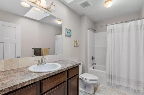 Bath - 148957 Mabel Dr, La Pine, OR 97739 photo 1 of 2
