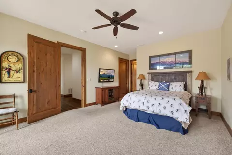 Bedroom - 19345 Roswell Dr, Bend, OR 97702 photo 4 of 6
