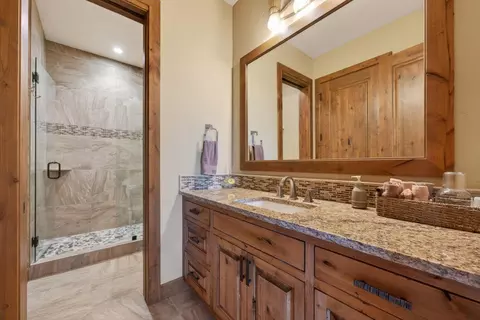 Bath - 19345 Roswell Dr, Bend, OR 97702 photo 4 of 5