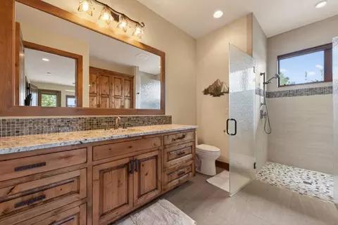 Bath - 19345 Roswell Dr, Bend, OR 97702 photo 2 of 5