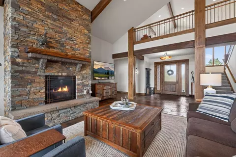 Living - 19345 Roswell Dr, Bend, OR 97702 photo 2 of 2