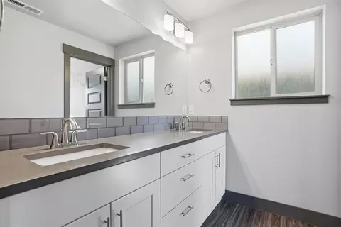 Bath - 61391 Sunbrook Dr, Bend, OR 97702 photo 3 of 5
