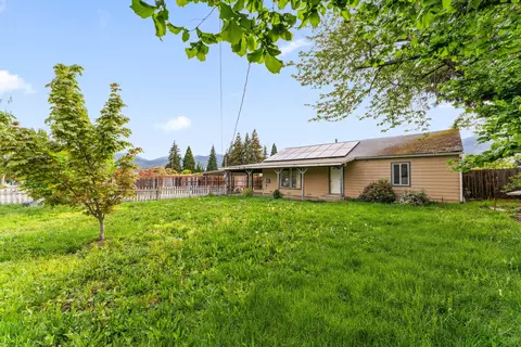 1837 Drury Ln, Grants Pass, OR 97527