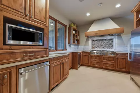 Kitchen - 19100 Macalpine Loop, Bend, OR 97702 photo 5 of 7