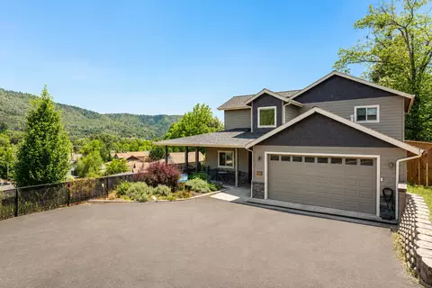 122 NW Rook Dr, Grants Pass, OR 97526
