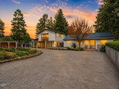 1381 Oak Hill Rd, Roseburg, OR 97471