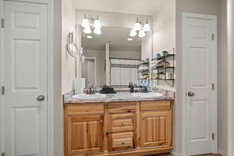 Bath - 628 Barton Rd, Eagle Point, OR 97524 photo 3 of 3