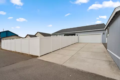 Exterior - 628 Barton Rd, Eagle Point, OR 97524 photo 8 of 9