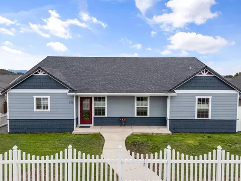 628 Barton Rd, Eagle Point, OR 97524