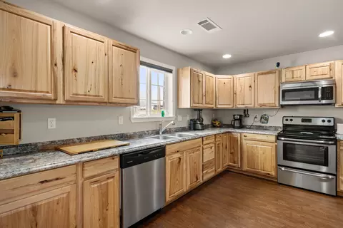 Kitchen - 628 Barton Rd, Eagle Point, OR 97524 photo 2 of 3