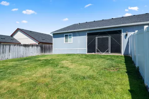 Exterior - 628 Barton Rd, Eagle Point, OR 97524 photo 6 of 9