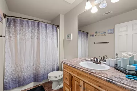 Bath - 628 Barton Rd, Eagle Point, OR 97524 photo 1 of 3