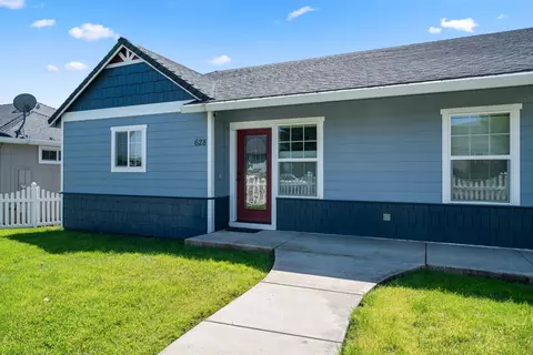 Exterior - 628 Barton Rd, Eagle Point, OR 97524 photo 3 of 9