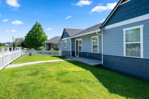 Exterior - 628 Barton Rd, Eagle Point, OR 97524 photo 5 of 9