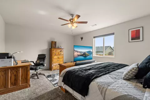 Bedroom - 628 Barton Rd, Eagle Point, OR 97524 photo 3 of 4
