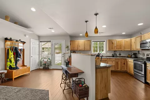 Entry Way - 628 Barton Rd, Eagle Point, OR 97524 photo 1 of 1