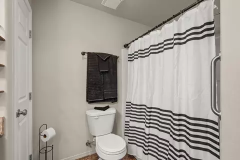 Bath - 628 Barton Rd, Eagle Point, OR 97524 photo 2 of 3