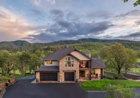 6200 Old Stage Rd, Central Point, OR 97502