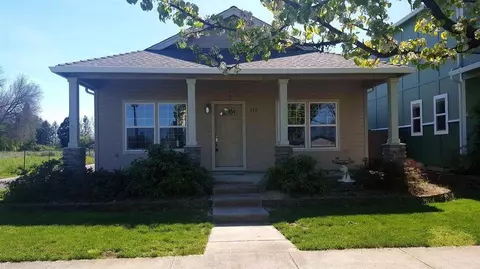 388 Brookhaven Dr, Central Point, OR 97502