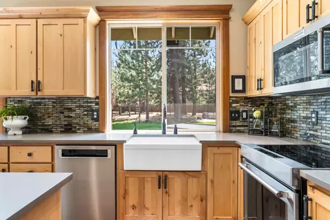 Kitchen - 14597 Bluegrass Loop, Sisters, OR 97759 photo 3 of 5