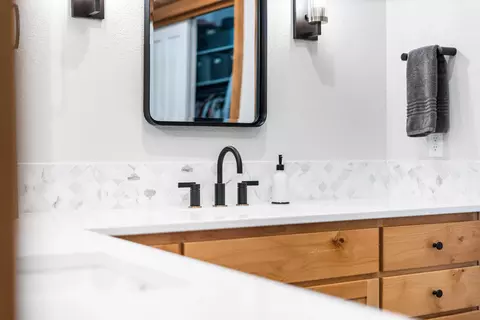 Bath - 14597 Bluegrass Loop, Sisters, OR 97759 photo 2 of 5