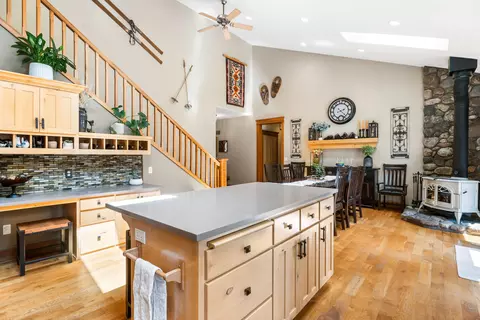 Kitchen - 14597 Bluegrass Loop, Sisters, OR 97759 photo 4 of 5