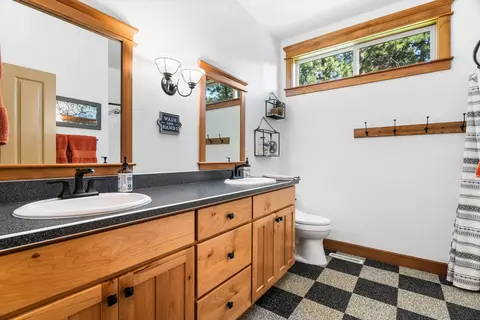 Bath - 14597 Bluegrass Loop, Sisters, OR 97759 photo 4 of 5