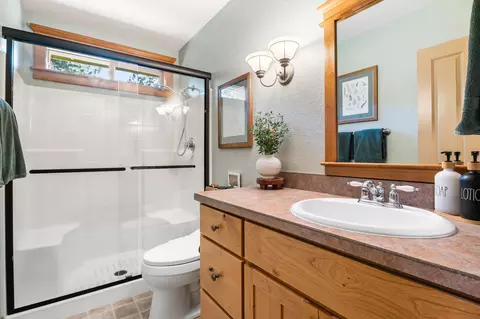 Bath - 14597 Bluegrass Loop, Sisters, OR 97759 photo 5 of 5