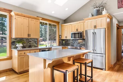 Kitchen - 14597 Bluegrass Loop, Sisters, OR 97759 photo 2 of 5
