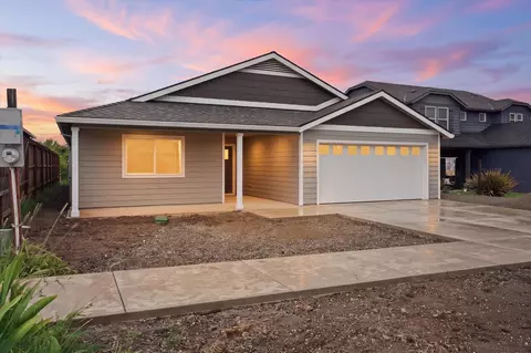 1834 Ingram Ln, Medford, OR 97501