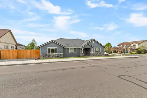 Exterior - 602 Barton Rd, Eagle Point, OR 97524 photo 2 of 6