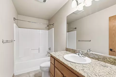 Bath - 602 Barton Rd, Eagle Point, OR 97524 photo 4 of 4