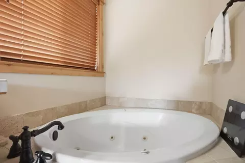 Bath - 61173 Ridgewater Loop, Bend, OR 97702 photo 2 of 3