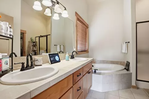 Bath - 61173 Ridgewater Loop, Bend, OR 97702 photo 1 of 3