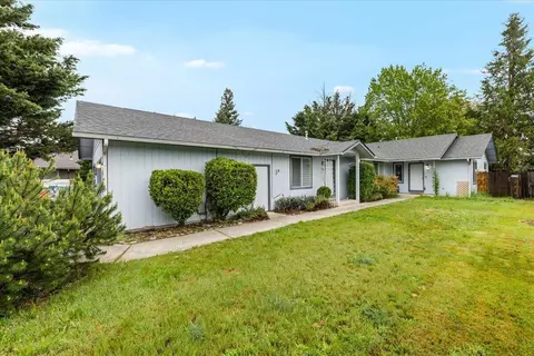 1365 SW Sun Glo Dr, Grants Pass, OR 97527