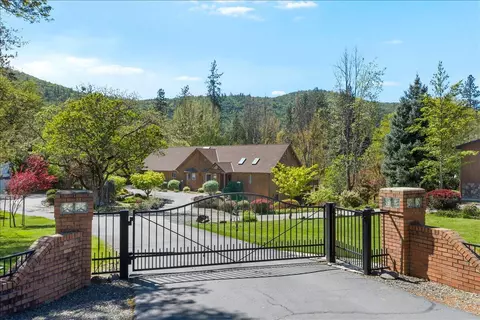 8959 John Day Dr, Gold Hill, OR 97525