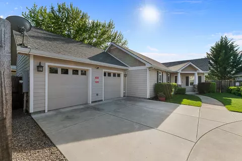Exterior - 72 Pineridge Ln, Eagle Point, OR 97524 photo 2 of 8