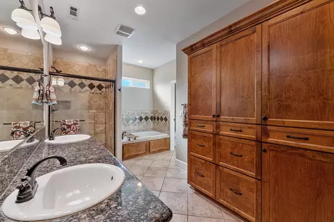 Bath - 72 Pineridge Ln, Eagle Point, OR 97524 photo 1 of 3