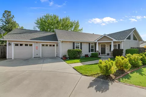72 Pineridge Ln, Eagle Point, OR 97524