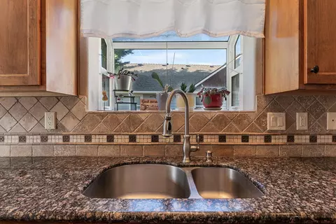Kitchen - 72 Pineridge Ln, Eagle Point, OR 97524 photo 5 of 5