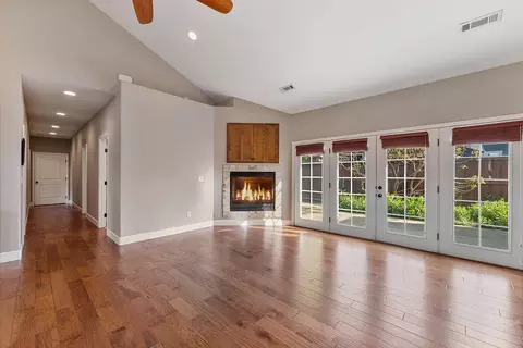 Living - 72 Pineridge Ln, Eagle Point, OR 97524 photo 2 of 5