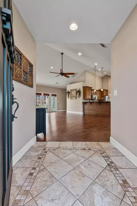 Entry Way - 72 Pineridge Ln, Eagle Point, OR 97524 photo 1 of 3