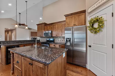 Kitchen - 72 Pineridge Ln, Eagle Point, OR 97524 photo 3 of 5