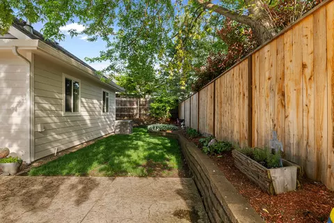 Exterior - 72 Pineridge Ln, Eagle Point, OR 97524 photo 5 of 8