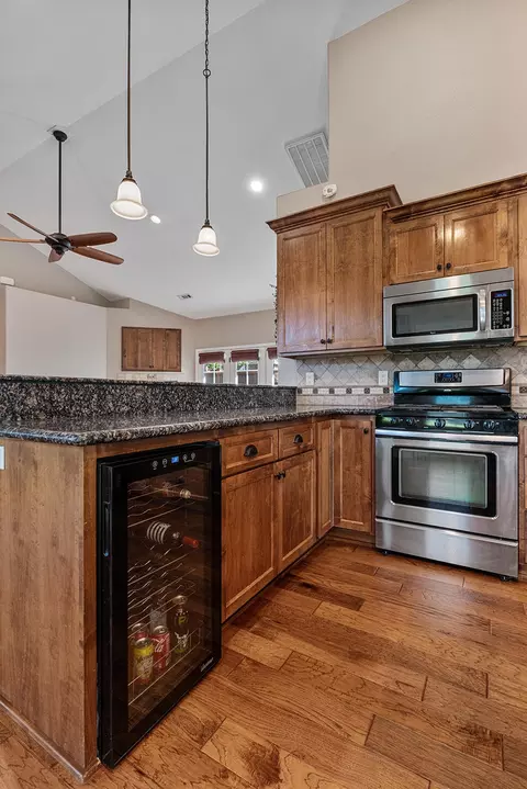 Kitchen - 72 Pineridge Ln, Eagle Point, OR 97524 photo 4 of 5