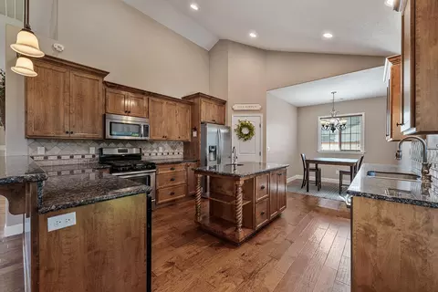 Kitchen - 72 Pineridge Ln, Eagle Point, OR 97524 photo 2 of 5
