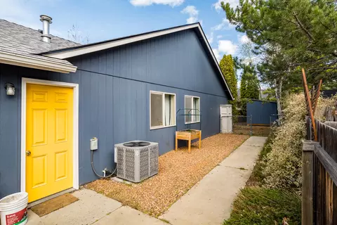Exterior - 20014 Powers Rd, Bend, OR 97702 photo 4 of 12